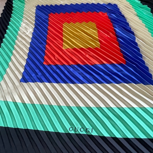 Gucci pleated silk scarf - Picture 5 of 10